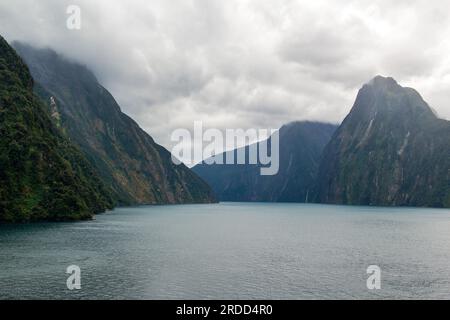 Paysage spectaculaire de Milford Sound, à couper le souffle par tous les temps, parc national de Fiordland, île du Sud, Nouvelle-Zélande Banque D'Images