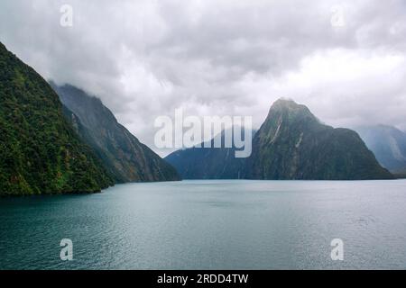 Paysage spectaculaire de Milford Sound, à couper le souffle par tous les temps, parc national de Fiordland, île du Sud, Nouvelle-Zélande Banque D'Images