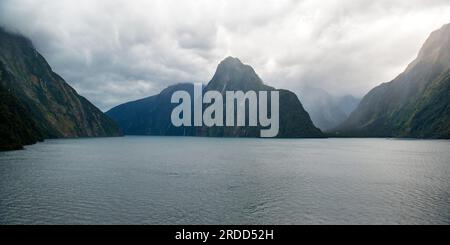 Paysage spectaculaire de Milford Sound, à couper le souffle par tous les temps, parc national de Fiordland, île du Sud, Nouvelle-Zélande Banque D'Images