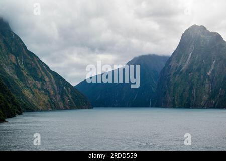 Paysage spectaculaire de Milford Sound, à couper le souffle par tous les temps, parc national de Fiordland, île du Sud, Nouvelle-Zélande Banque D'Images