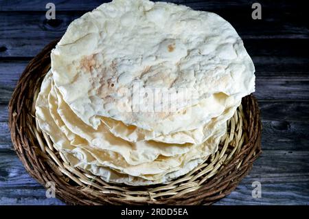 Pile de Roqaq égyptien, sorte de pâtisserie de forme ronde, faite de farine, d'eau et de sel, devient cassant et est généralement utilisé pour les bouillies et les tartes quand ba Banque D'Images