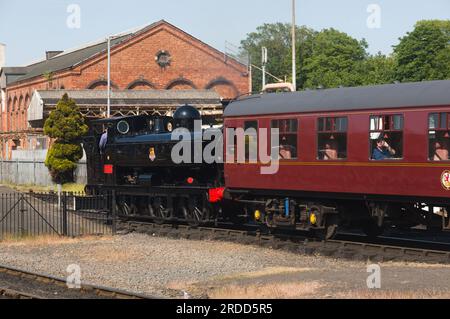 Le moteur du réservoir Pannier de 7714 GWR arrive à Kidderminster avec un train de voyageurs sur le chemin de fer de Severn Valley Banque D'Images