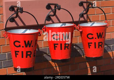 G(Reat) W(estern) R(egion) seaux à feu à la gare de Kidderminster sur le chemin de fer de la vallée de la Severn Banque D'Images