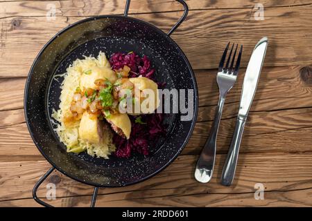 boulettes fourrées de viande fumée servies avec du chou rouge et blanc Banque D'Images