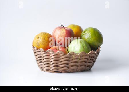 fruits mélangés dans un panier sur la table Banque D'Images