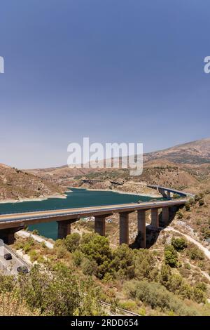 Règlement du barrage d'eau (Embalse de Rules), Sierra Nevada, Andalousie, Espagne Banque D'Images