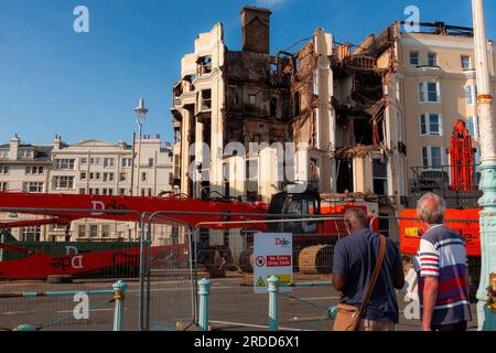 Le Royal Albion Hotel brûlé sur le front de mer de Brighton avant le début de la démolition - juillet 2023 Banque D'Images