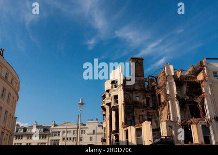 Le Royal Albion Hotel brûlé sur le front de mer de Brighton avant le début de la démolition - juillet 2023 Banque D'Images