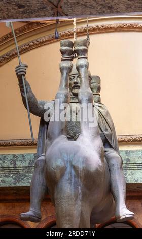 PRAGUE, RÉPUBLIQUE TCHÈQUE, EUROPE - Statue du roi Venceslas chevauchant un cheval mort à l'envers, dans le Palais Art Nouveau Lucerna. Par l'artiste David Cerny. Banque D'Images