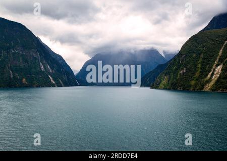 Milford Sound, Piopiotahi, à couper le souffle par tous les temps, Parc national de Fiordland, Île du Sud, Nouvelle-Zélande Banque D'Images