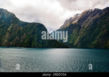 Milford Sound, Piopiotahi, à couper le souffle par tous les temps, Parc national de Fiordland, Île du Sud, Nouvelle-Zélande Banque D'Images