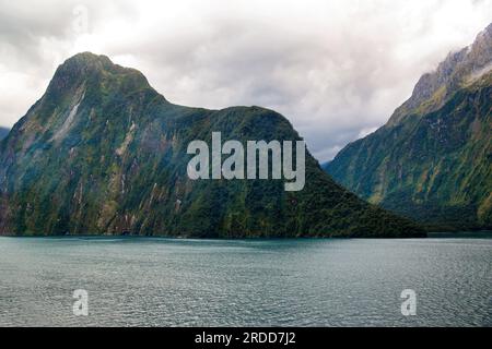 Milford Sound, Piopiotahi, à couper le souffle par tous les temps, Parc national de Fiordland, Île du Sud, Nouvelle-Zélande Banque D'Images