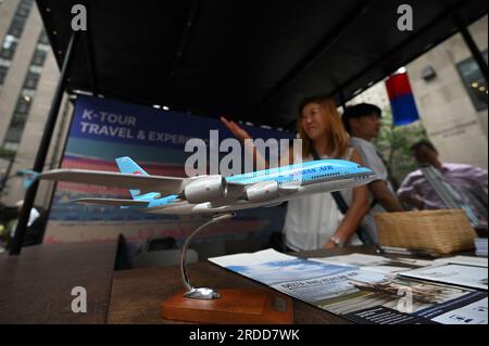 New York, États-Unis. 19 juillet 2023. Maquette d’avion Airbus Korean Air exposée au stand K-Tour Travel Experience installé à l’exposition culturelle « Celebrate Korea at Rockefeller » au Rockefeller Center à New York, NY, le 19 juillet 2023. (Photo Anthony Behar/Sipa USA) crédit : SIPA USA/Alamy Live News Banque D'Images