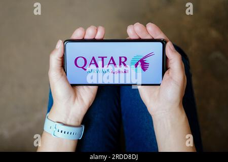 Dans cette illustration, le logo Qatar Airways est affiché sur un smartphone. Banque D'Images