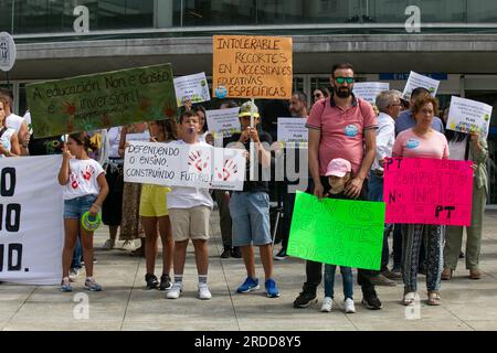 20 juillet 2023 : Lugo, Galice, Espagne. Concentration appelée par les parents, regroupés au sein de l’Association FAPACEL, pour protester contre les coupes dans l’éducation et la défense d’un plan éducatif spécifique pour l’enseignement en milieu rural. (Image de crédit : © Cristian Leyva/ZUMA Press Wire) USAGE ÉDITORIAL SEULEMENT! Non destiné à UN USAGE commercial ! Banque D'Images