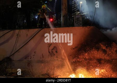 Tel Aviv, Israël. 20 juillet 2023. Les pompiers éteignent un incendie lors d'une manifestation contre le gouvernement israélien. Crédit : Ilia Yefimovich/dpa/Alamy Live News Banque D'Images