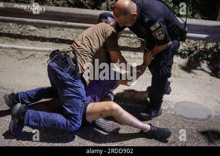 Tel Aviv, Israël. 20 juillet 2023. La police arrête un manifestant israélien lors d'une manifestation contre le gouvernement israélien. Crédit : Ilia Yefimovich/dpa/Alamy Live News Banque D'Images