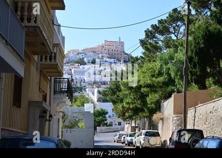 Vue de la colonie Ano Syros depuis Ermoupoli, île de Syros, Grèce, église de St George vue au sommet de la colline. Banque D'Images