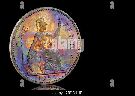 1953 un Penny avec tonification arc-en-ciel. L'avers présente le premier portrait de la reine Elizabeth II par Mary Gillick Banque D'Images