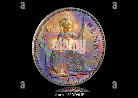 1953 un Penny avec tonification arc-en-ciel. L'avers présente le premier portrait de la reine Elizabeth II par Mary Gillick Banque D'Images