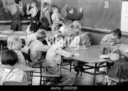 Enfants de travailleurs migrants en troisième classe, Farm Security Administration (FSA) camp de travail migratoire, Weslaco, Texas, USA, Arthur Rothstein, ÉTATS-UNIS Farm Security Administration, février 1942 Banque D'Images