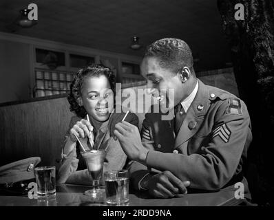 Sergent Franklin Williams, à la maison en congé des États-Unis Service militaire, avec sa petite amie Ellen Hardin, fendant un soda, Baltimore, Maryland, USA, Arthur Rothstein, États-Unis Bureau d'information sur la guerre. Mai 1942 Banque D'Images