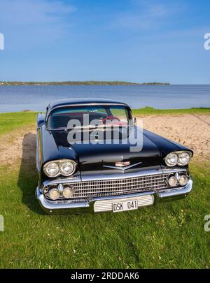 Amal, Suède - 25 mai 2023 : une voiture américaine ancienne Chevrolet Impala magnifiquement préservée au lac Vanern en Suède Banque D'Images