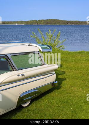 Voiture américaine oldtimer avec coffre ouvert au lac Vanern en Suède Banque D'Images