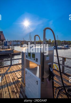 Amal, Suède - 25 mai 2023 : une station de carburant pour bateaux sur une jetée sur les rives du lac Vanern à Amal, Suède. Le soleil éclate Banque D'Images