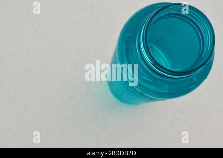 Gros plan d'une bouteille d'eau bleue, rafraîchissante et essentielle pour le voyage de chaque athlète. Banque D'Images