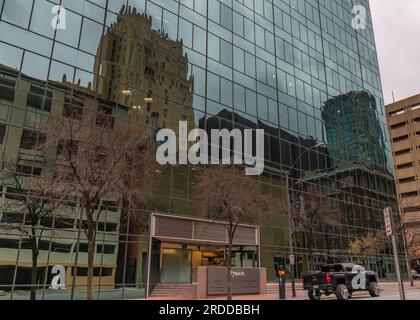 Panneaux de verre sur un bâtiment affichant plusieurs reflets d'anciens et de nouveaux bâtiments du centre-ville Banque D'Images