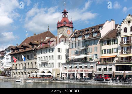 Hôtel de ville Tour de l'horloge et bâtiments riverains du Kapellbrücke (Pont de la Chapelle), ville de Lucerne (Lucerne), Lucerne, Suisse Banque D'Images