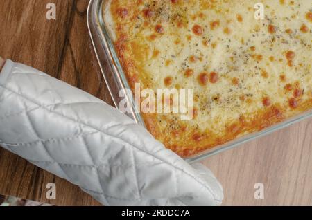Une tarte à la viande juteuse et maison en gros plan, préparée pour un délicieux moment. Banque D'Images