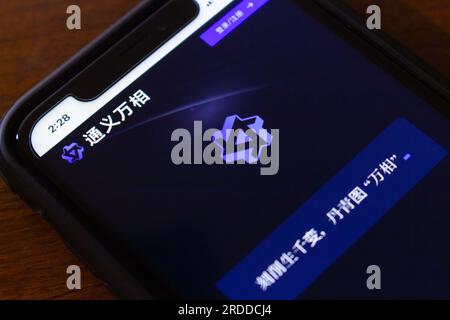 Vancouver, CANADA - juillet 20 2023 : site Internet de Tongyi Wanxiang (通義万相), générateur d'images ai à partir des invites de la grande technologie chinoise Alibaba, vu dans iPhone Banque D'Images