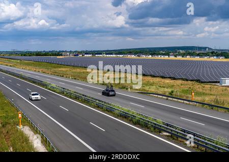 Centrale photovoltaïque près de Borna-Süd sur l'A72, centrale photovoltaïque, parc solaire, Naturstrom Borna GmbH & Co. KG, Städtische Werke Borna, Saxe, Allemagne, Banque D'Images