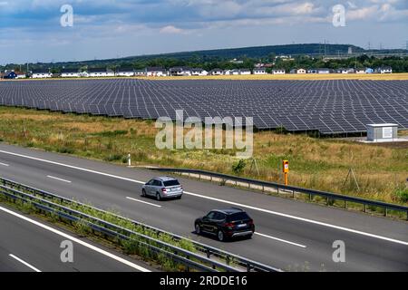 Centrale photovoltaïque près de Borna-Süd sur l'A72, centrale photovoltaïque, parc solaire, Naturstrom Borna GmbH & Co. KG, Städtische Werke Borna, Saxe, Allemagne, Banque D'Images