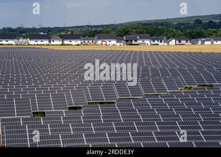 Centrale photovoltaïque près de Borna-Süd sur l'A72, centrale photovoltaïque, parc solaire, Naturstrom Borna GmbH & Co. KG, Städtische Werke Borna, Saxe, Allemagne, Banque D'Images