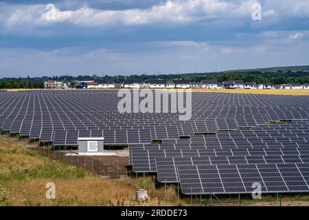 Centrale photovoltaïque près de Borna-Süd sur l'A72, centrale photovoltaïque, parc solaire, Naturstrom Borna GmbH & Co. KG, Städtische Werke Borna, Saxe, Allemagne, Banque D'Images