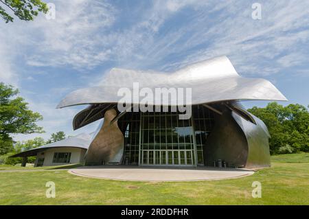 Le Richard B. Fisher Center for the Performing Arts au Bard College de New York. Conçues par Frank Gehry, les maisons extérieures en acier inoxydable brossé Banque D'Images