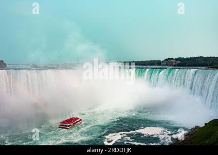 Chutes du Niagara avec les croisières hornblower by City Banque D'Images