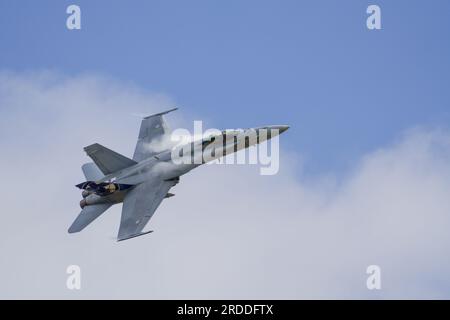 Le F/A-18C Hornet de l'armée de l'air finlandaise joue au Royal International Air Tattoo Fairford 2023 Banque D'Images