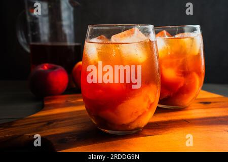 Verres de thé glacé à la pêche vietnamienne (Trà Dào) : thé glacé servi avec des tranches de pêches fraîches dans les verres Banque D'Images