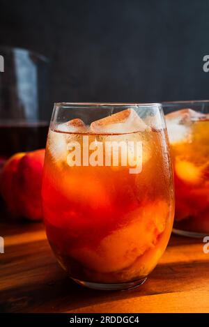 Verres de thé glacé à la pêche vietnamienne (Trà Dào) : thé glacé servi avec des tranches de pêches fraîches dans les verres Banque D'Images