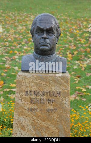 Buste et monument au monument Sebastian Kneipp, Kurpark, Bad Schwalbach, Taunus, Hesse, Allemagne Banque D'Images