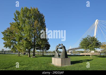 Parc jardin des deux rives avec sculpture rencontrée par Josef Fromm 1994 et pont à haubans passerelle des deux rives, Kehl, Ortenau, Bade-Würt Banque D'Images