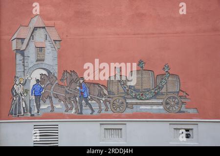 Murale avec une équipe de chevaux transportant des barils de vin, rue principale, Gengenbach, Ortenau, Forêt Noire du Sud, Forêt Noire, Bade-Württemberg, Germa Banque D'Images