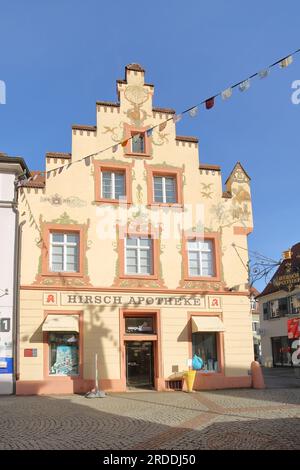 Pharmacie de cerfs historique construite en 1689 avec murale, pharmacie de cerfs, marché aux poissons, Offenburg, Ortenau, Forêt Noire du Nord, Forêt Noire, Bade-Württember Banque D'Images