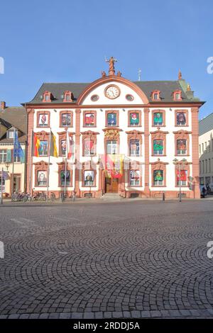 Hôtel de ville construit en 1741 avec des décorations pour le carnaval, rue principale, Offenburg, Ortenau, Forêt Noire du Nord, Forêt Noire, Bade-Württemberg, allemand Banque D'Images