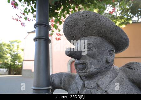 Sculpture d'un homme avec un chapeau et un grand nez sur un lampadaire, place du marché, Bad Honnef, Rhénanie du Nord-Westphalie, Allemagne Banque D'Images