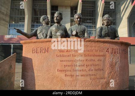 Sculpture et monument à la coupe du monde 1954 - Miracle de Berne - avec des joueurs nationaux de 1. FCK - Werner Liebrich, Fritz Walter, Werner Kohlmeyer, Banque D'Images